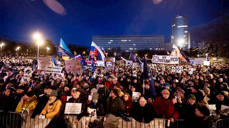 متظاهرون في سلوفاكيا ينددون بتشريع مثير للجدل خاص بالمنظمات غير الحكومية