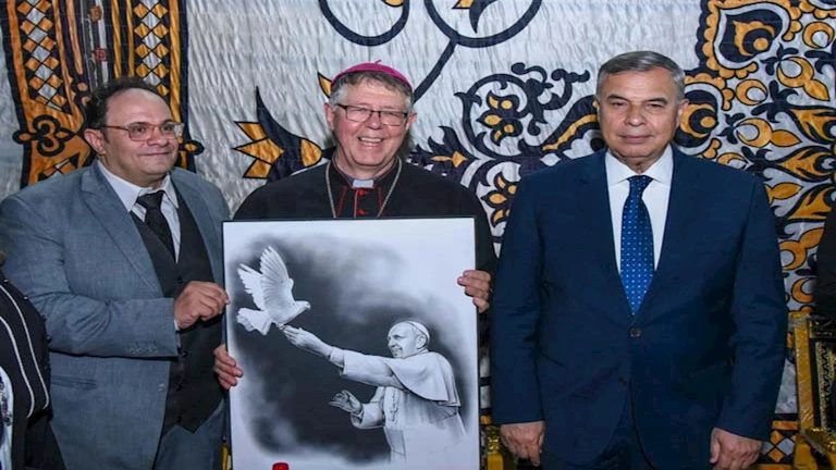 محافظ الإسكندرية يقدم العزاء في وفاة بابا الفاتيكان (صور)