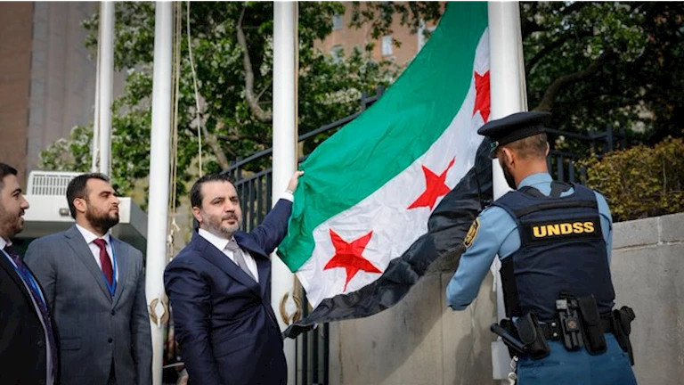 لأول مرة.. رفع العلم السوري الجديد في مقر الأمم المتحدة