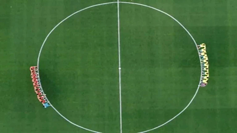 سبب وقوف الأهلي وصن داونز لدقيقة حداد