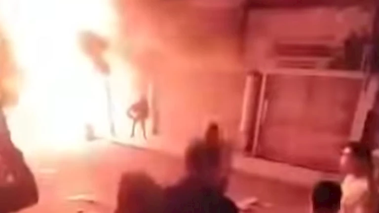 الدخان يخنق شارع البوستة.. حريق بمحل تجاري في الزقازيق -صور