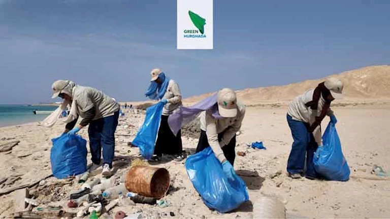 صور.. وزارة البيئة تنظم حملة تنظيف بمحمية الجزر الشمالية