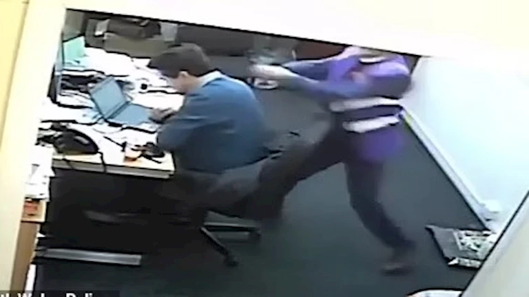 “بيحبوا نفس الزميلة”.. مدير مدرسة يضرب نائبه بمفتاح إنجليزي بسبب الغيرة (فيديو)