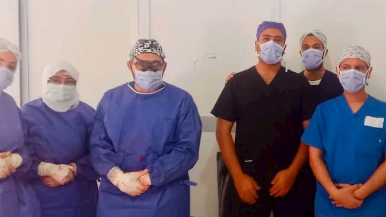 فريق طبي يجري جراحة دقيقة بالمخ لمريضة أثناء اليقظة بمستشفى برج العرب