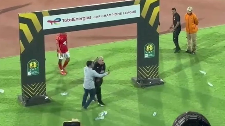 بعد الاعتداء على كولر.. ضبط “الإعلام الرياضي” تُطالب بتفريغ كاميرات الاستاد ومحاسبة المعتدي