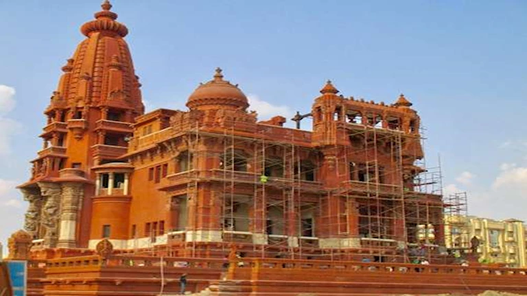 القصر أثناء الترميم