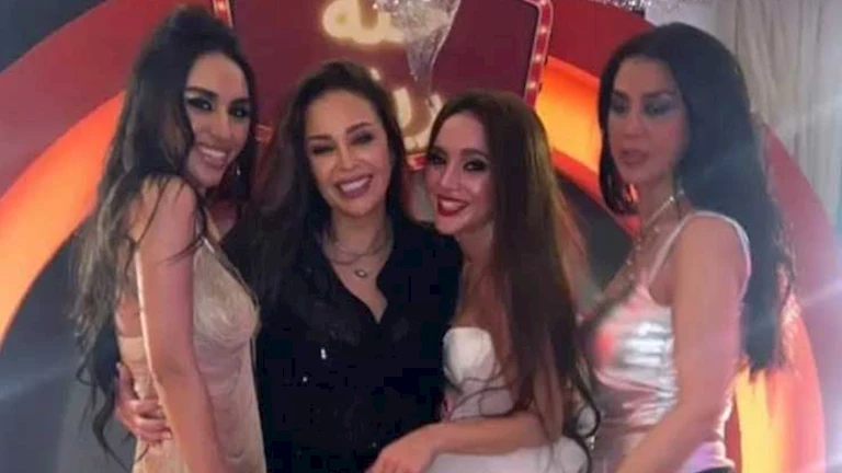 داليا البحيري تنشر صورة من احتفال رنا رئيس بليلة الحنة