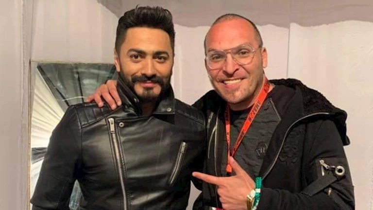 بعد سقوط مصابين.. منظم حفلات يوضح علاقة تامر حسني بحفل قصر البارون