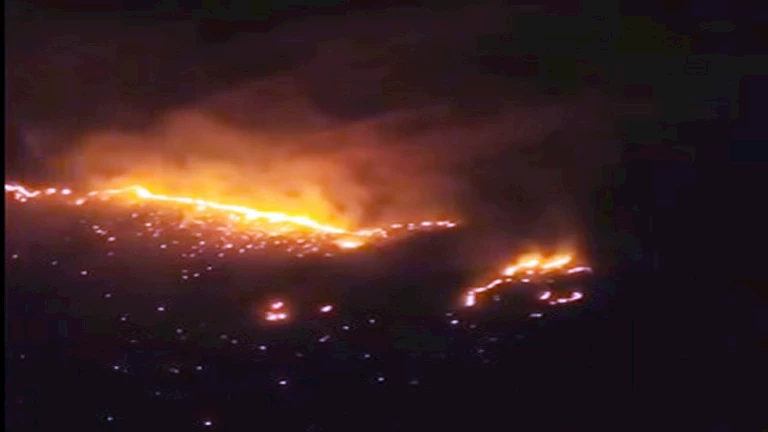 حريق كبير في جبال المليح جنوب غرب السعودية (فيديو)