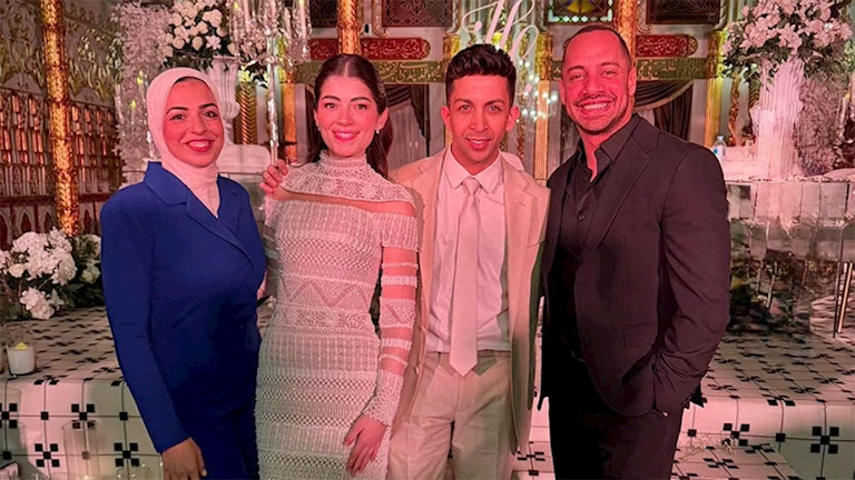 عمرو وهبة يعلق على صورته مع ليلى زاهر وهشام جمال: “أنا ليه واقف وقفة عبد الغفور البرعي”