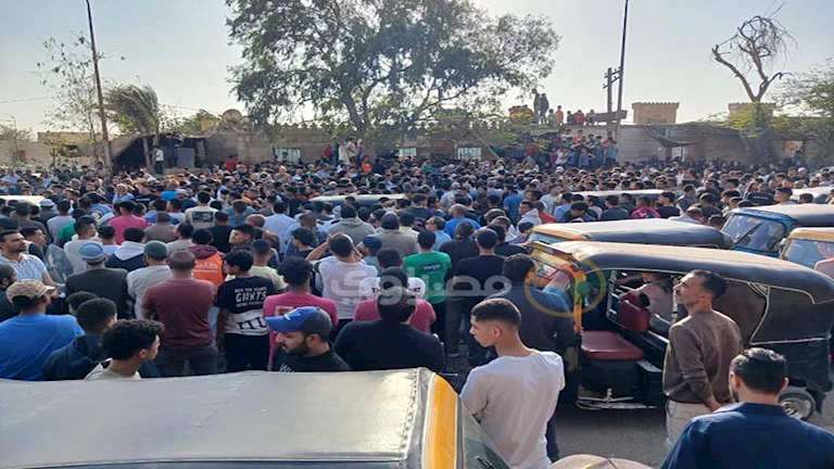 في مشهد مهيب.. البساتين تودع “عبده الجمال” ضحية أولاد خاله (فيديو وصور)