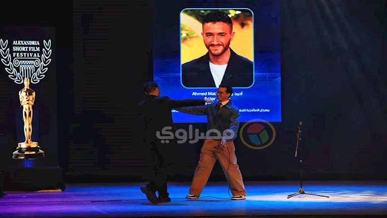 طه دسوقي يكرّم أحمد مالك بجائزة هيباتيا الذهبية في مهرجان الإسكندرية للفيلم القصير – صور
