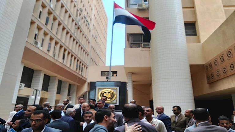 وقفة احتجاجية للمحامين بالسويس اعتراضا على الرسوم الخدمات -صور