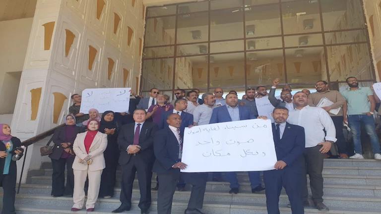 وقفة احتجاجية للمحامين في أسوان اعتراضا على الرسوم القضائية -صور