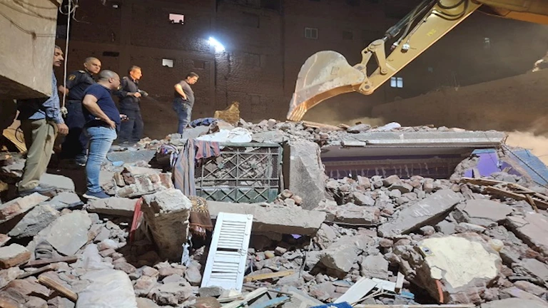 بالأسماء.. إنقاذ 9 أشخاص من تحت أنقاض منزل منهار في أسيوط- صور