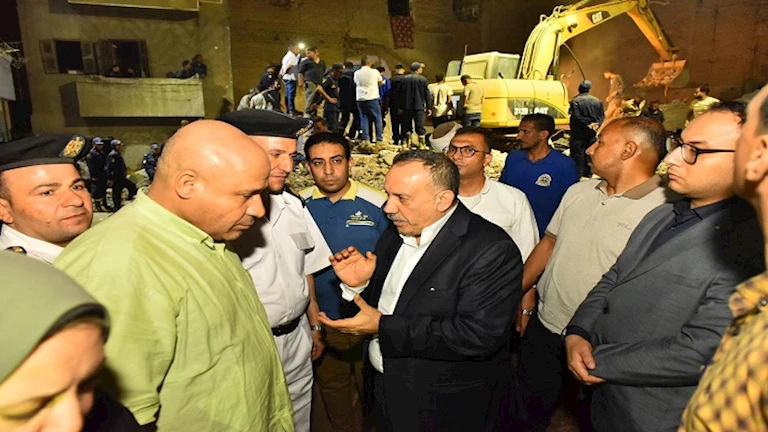 محافظ أسيوط يتفقد موقع انهيار منزل ويشرف على عمليات الإنقاذ- صور