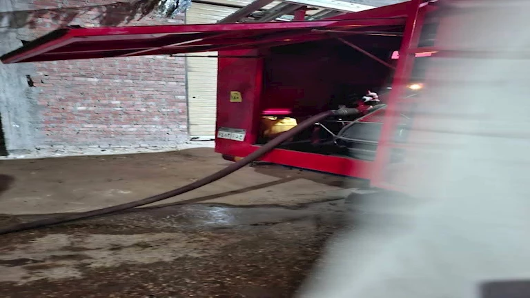 بسبب ماس كهربي.. السيطرة على حريق نشب في شقتين بالمحلة- صور