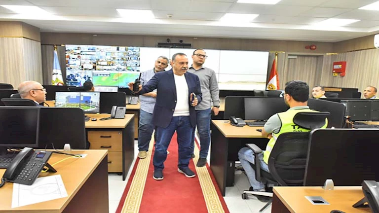 بالصورـ محافظ أسيوط يتابع تطورات العاصفة الترابية من مركز سيطرة الشبكة الوطنية للطوارئ