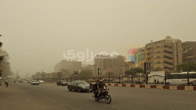 السماء برتقالية..مواطنو أسيوط بين الكمامات والبقاء في المنازل بسبب العاصفة الترابية – فيديو وصور