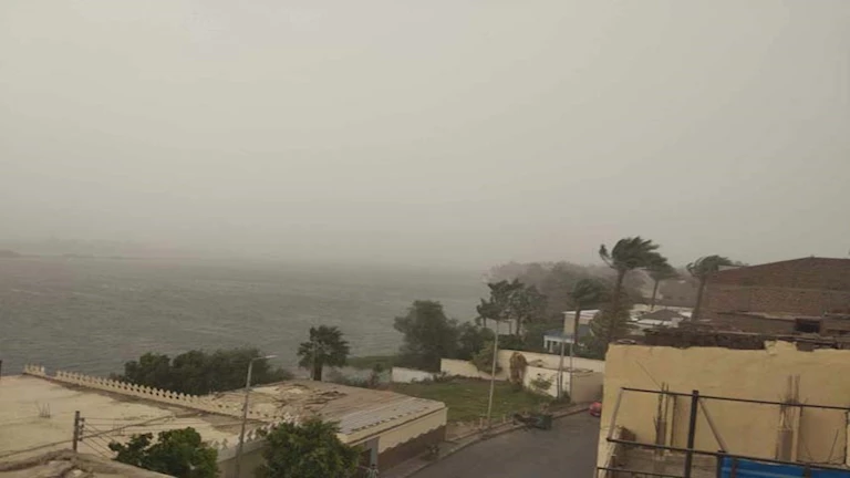 العاصفة الترابية تصل إلى الأقصر والمحافظة تحذر المواطنين- فيديو وصور