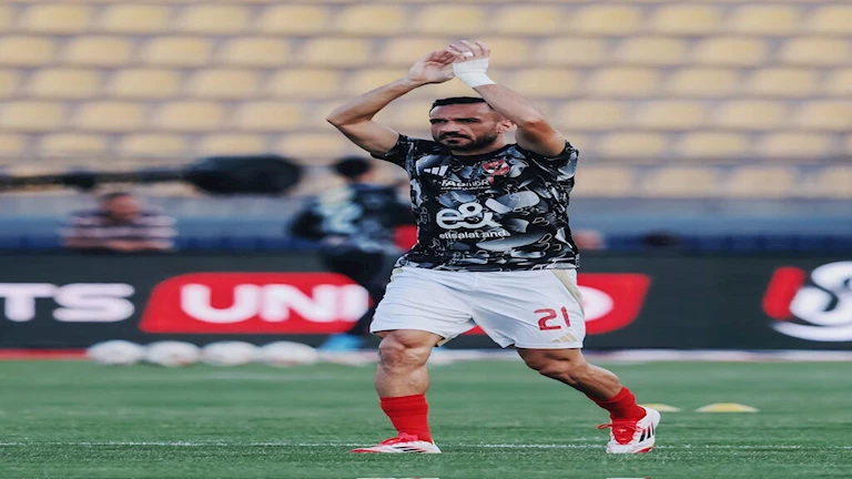 جماهير الأهلي توجه التحية لـ علي معلول قبل مباراة بتروجيت (صور)