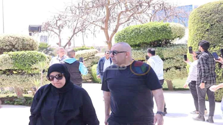 بالصور.. نجوم الفن يشيعون جنازة زوجة نضال الشافعي