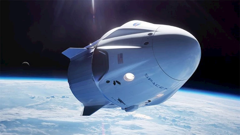 وصول الكبسولة “دراجون” وعلى متنها أول امرأة ألمانية تسافر إلى الفضاء