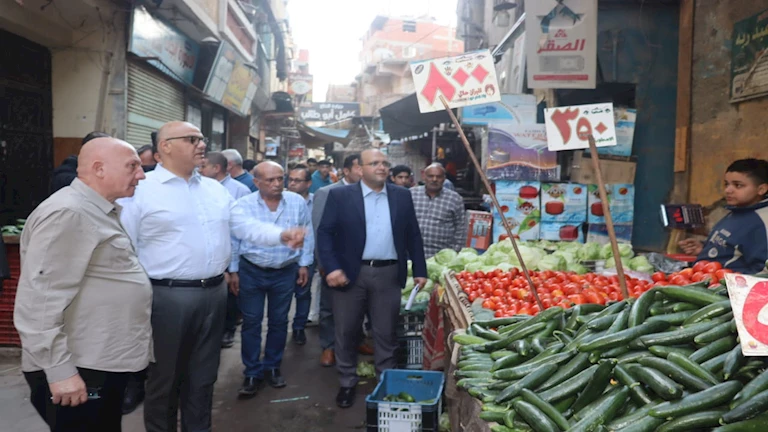 محافظ القليوبية يتفقد أسواق الخضروات والفاكهة بمدينة الخصوص -صور
