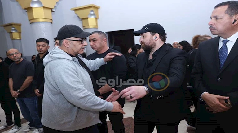 بالصور- لحظة وصول بيومي فؤاد عزاء زوجة نضال الشافعي