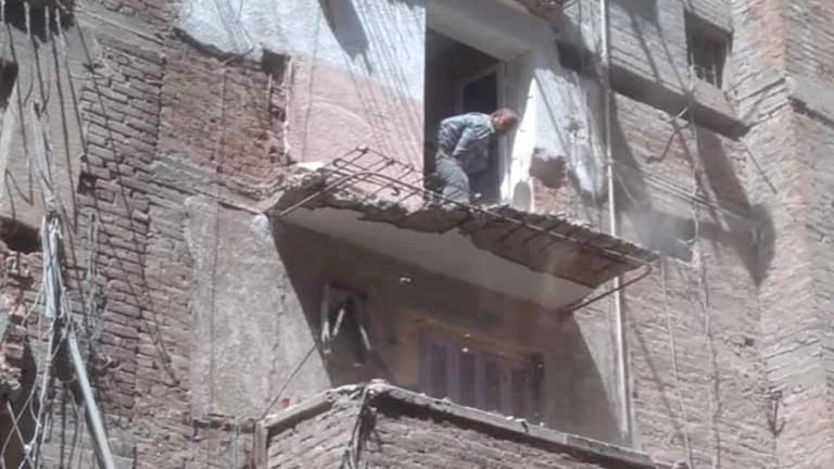 إزالة 5 شرفات آيلة للسقوط في الإسكندرية.. والحي: تمثل خطرًا داهمًا – صور