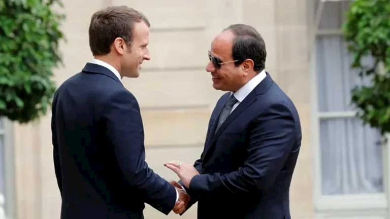 السيسي وماكرون يوقعان الإعلان المشترك لترفيع العلاقات إلى مستوى الشراكة الاستراتيجية