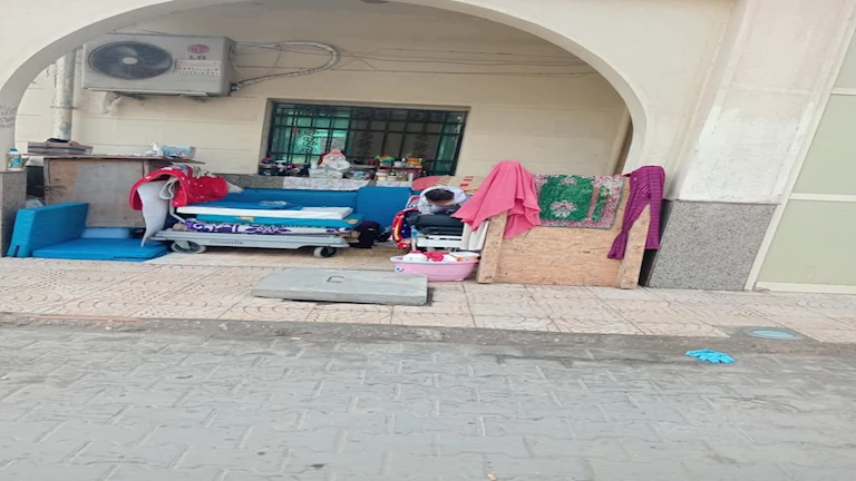 حقيقة إقامة مريضة بحديقة مستشفى المحلة العام.. مصدر: “متسولة وبلا مأوى” -صور