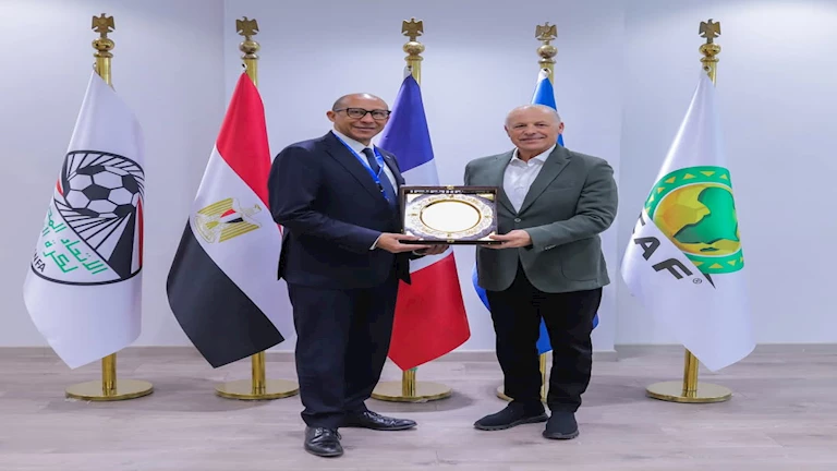 “يمنحه هدايا تذكارية”.. أبوريدة يلتقي الفرنسي فيليب ديالو