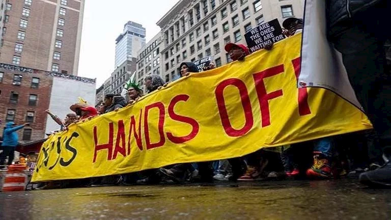 كيف أصبحت غزة حاضرة في تظاهرات “ارفعوا أيديكم” ضد ترامب؟