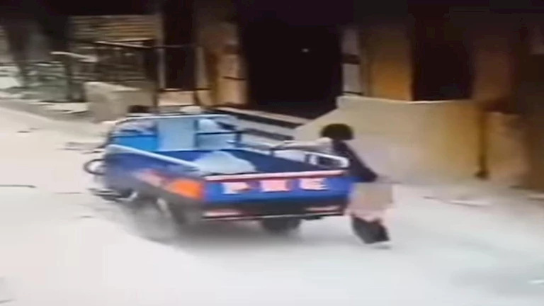 فيديو صادم بالإسكندرية.. سرقة فتاة وسحلها بـ”تروسيكل” بوحشية