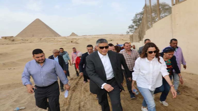 حركة الجمال والخيول.. بيان من “الجيزة” بشأن تطوير منطقة أهرامات الجيزة