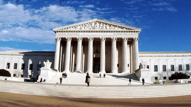 العليا الأمريكية تسمح لإدارة ترامب برفع الحماية عن 350 ألف فنزويلي