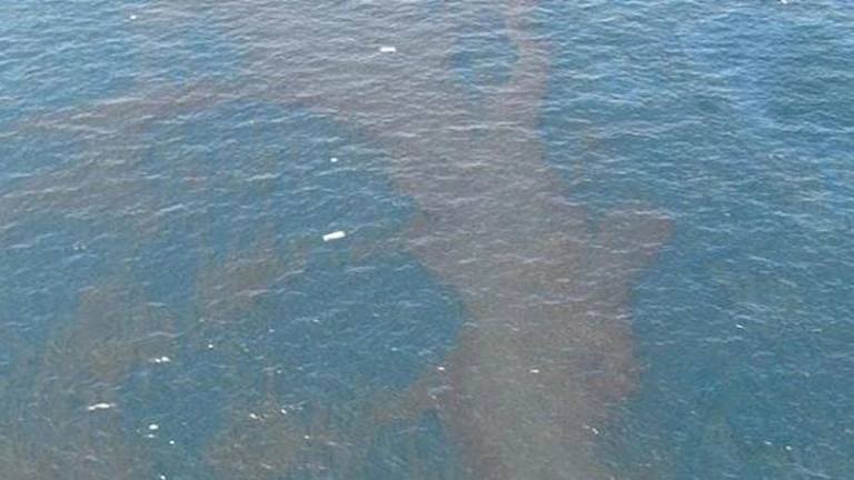 البيئة تسيطر على بقعة تلوث بترولي فى مدينة أبورديس