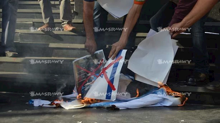 العثور على قنبلة موقوتة ملفوفة بعلم إسرائيل بشارع في تل أبيب