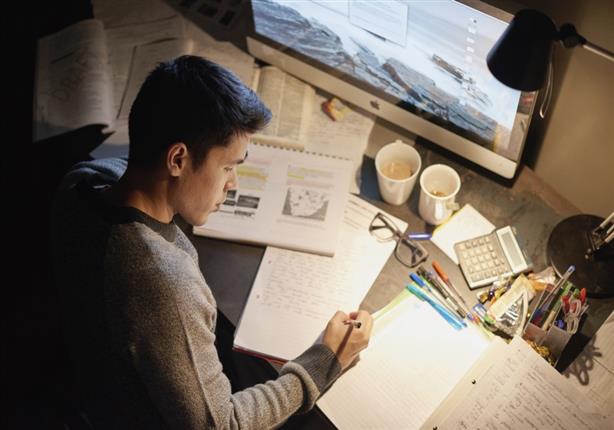 احذر هذا التوقيت.. حسام موافي يكشف للطلاب أسوأ وقت للمذاكرة