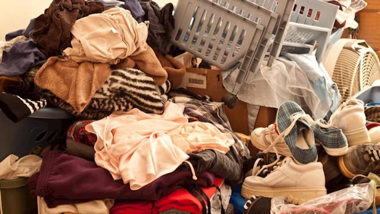 لماذا يصعب على البعض التخلص من الكراكيب؟ استشاري نفسي يجيب