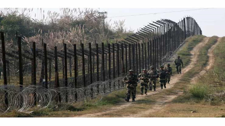 وزير دفاع باكستان: أسقطنا 5 طائرات وأسرنا عددًا من الجنود الهنود