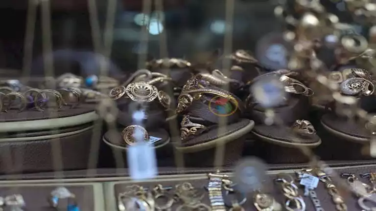 كيف أثر انخفاض أسعار الذهب على طلب الشراء بين المواطنين؟