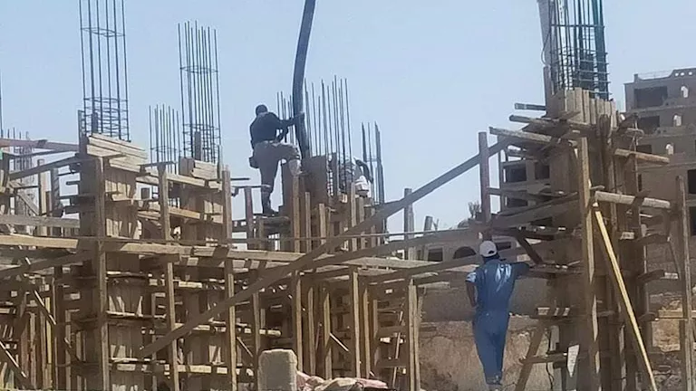 طفل ينجو من الموت أثناء عمله كنجار مسلح بأبو النمرس