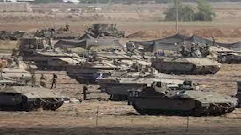 دبابات الاحتلال تتوغل في دير البلح وتثير مخاوف عائلات المحتجزين