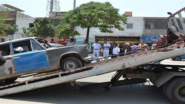 متروكة ومتهالكة في الشوارع.. رفع 35 سيارة ودراجة نارية بالقاهرة والجيز