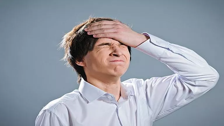 لماذا تنسى كثيرا؟.. 5 حقائق مفاجئة من أستاذ طب نفسي
