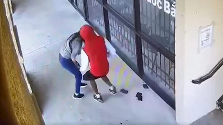 لحظة ذعر مفاجئة.. صرخة تنقذ سيدة من السرقة داخل عقار بحلوان