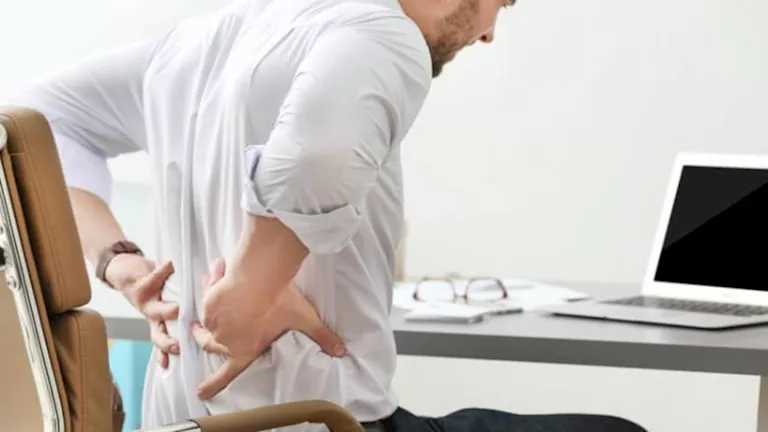 بخطوات بسيطة.. كيف تتجنب المخاطر الصحية للجلوس الطويل؟