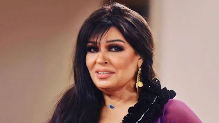 فيفي عبده تنشر 3 إطلالات مختلفة أمام البحر (صور)